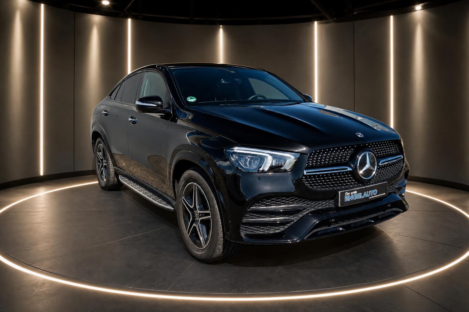 Mercedes GLE 350d SUV in schwarzer Lackierung im Ausstellungsraum - Dreiviertel-Frontansicht