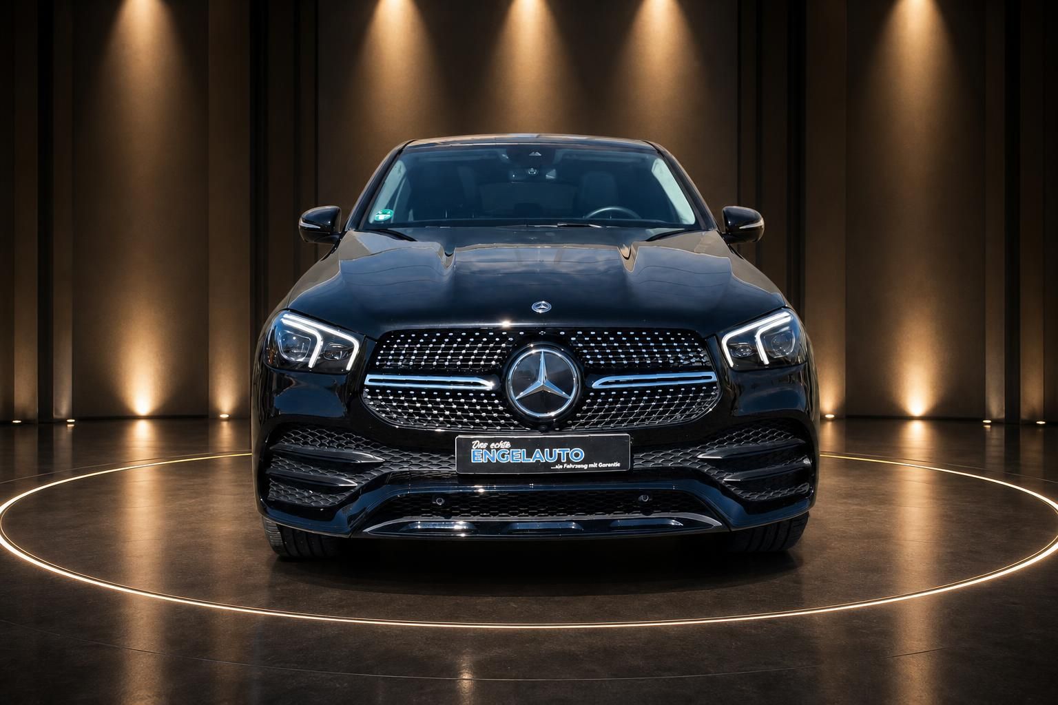 Mercedes GLE 350d SUV in schwarzer Lackierung - Frontansicht mit Mercedes-Stern im Kühlergrill