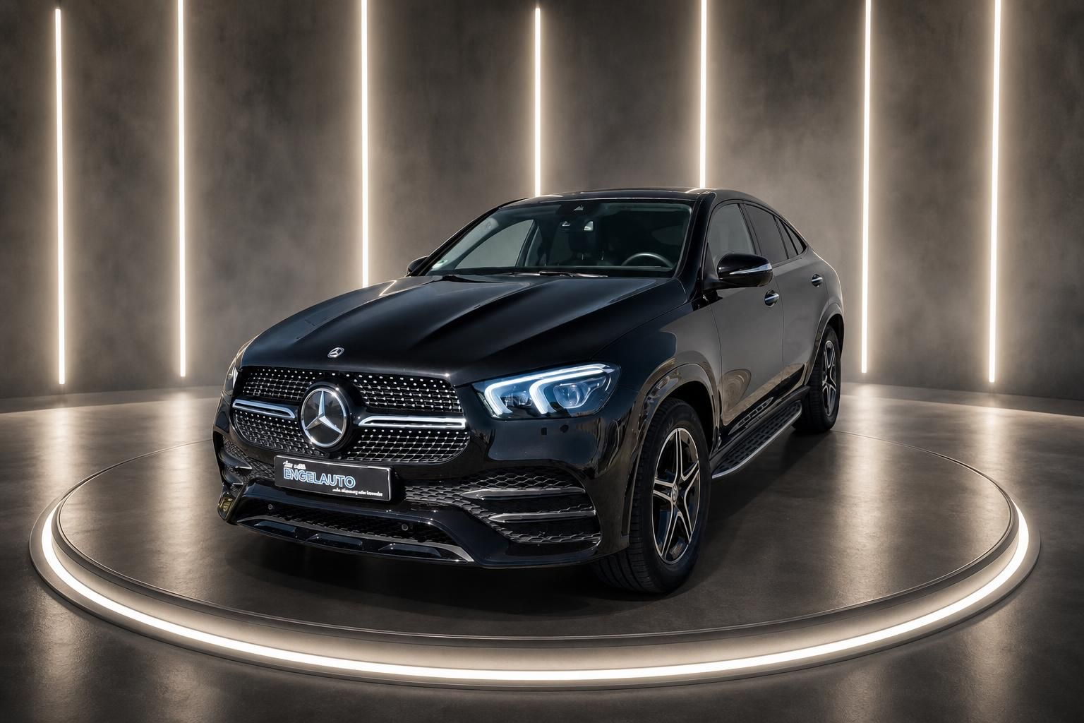Mercedes GLE 350d SUV in schwarzer Lackierung - Frontansicht im beleuchteten Ausstellungsraum