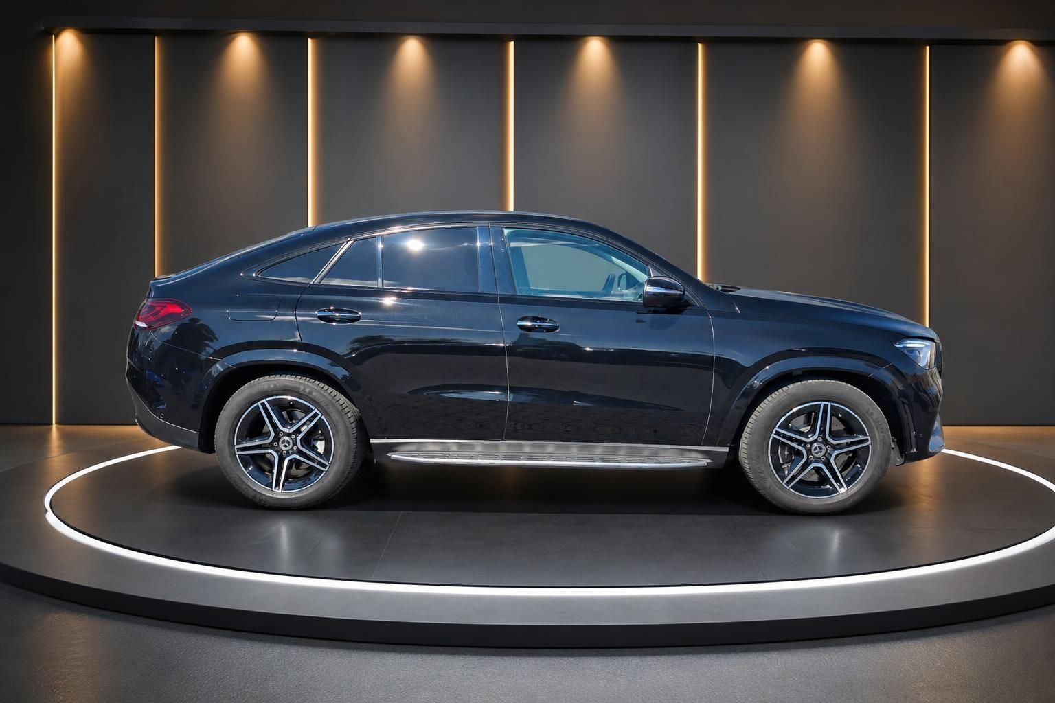 Mercedes GLE 350d SUV in schwarzer Lackierung - Seitenansicht mit Alufelgen im Ausstellungsraum