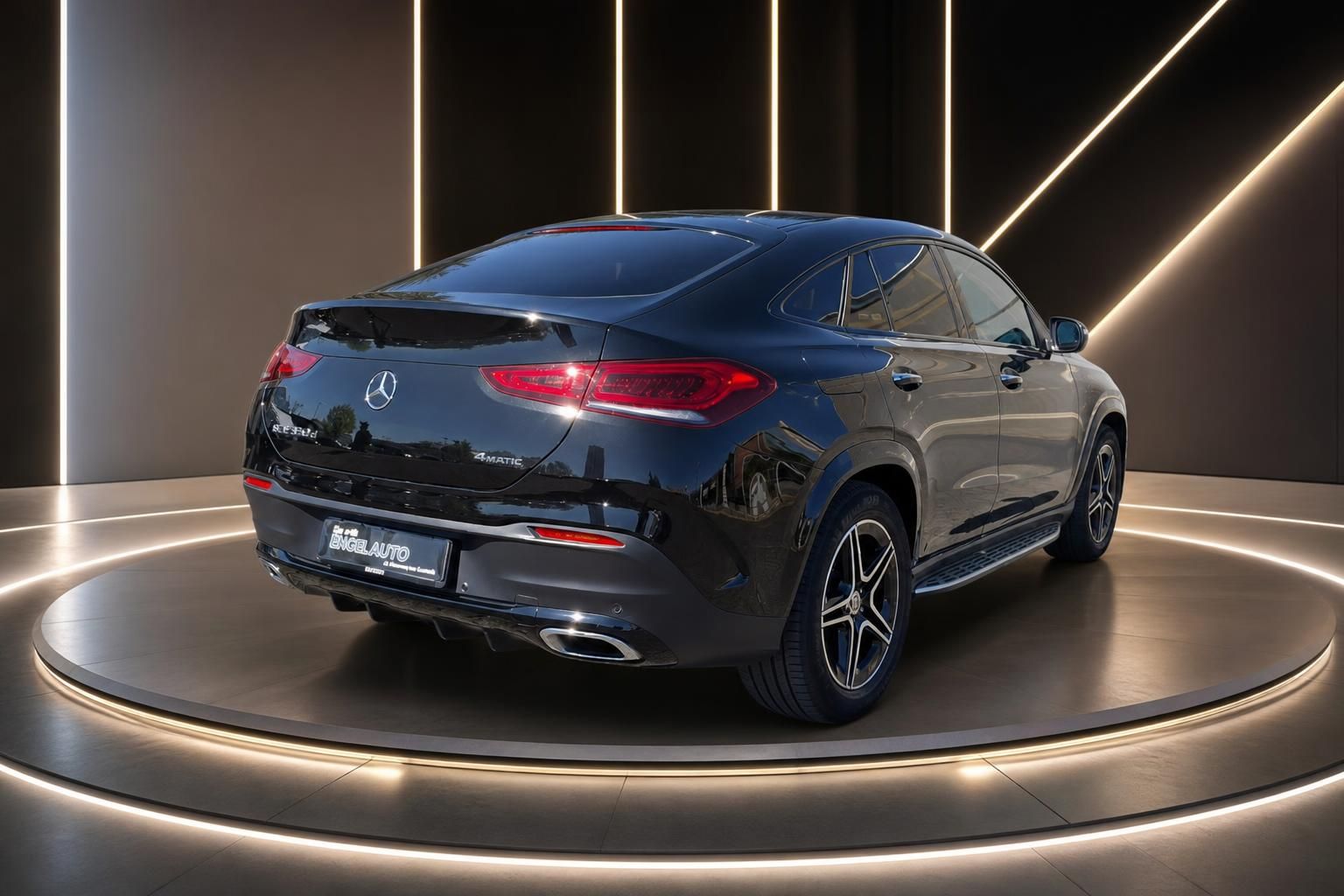 Mercedes GLE 350d 4MATIC schwarz Heckansicht im Showroom