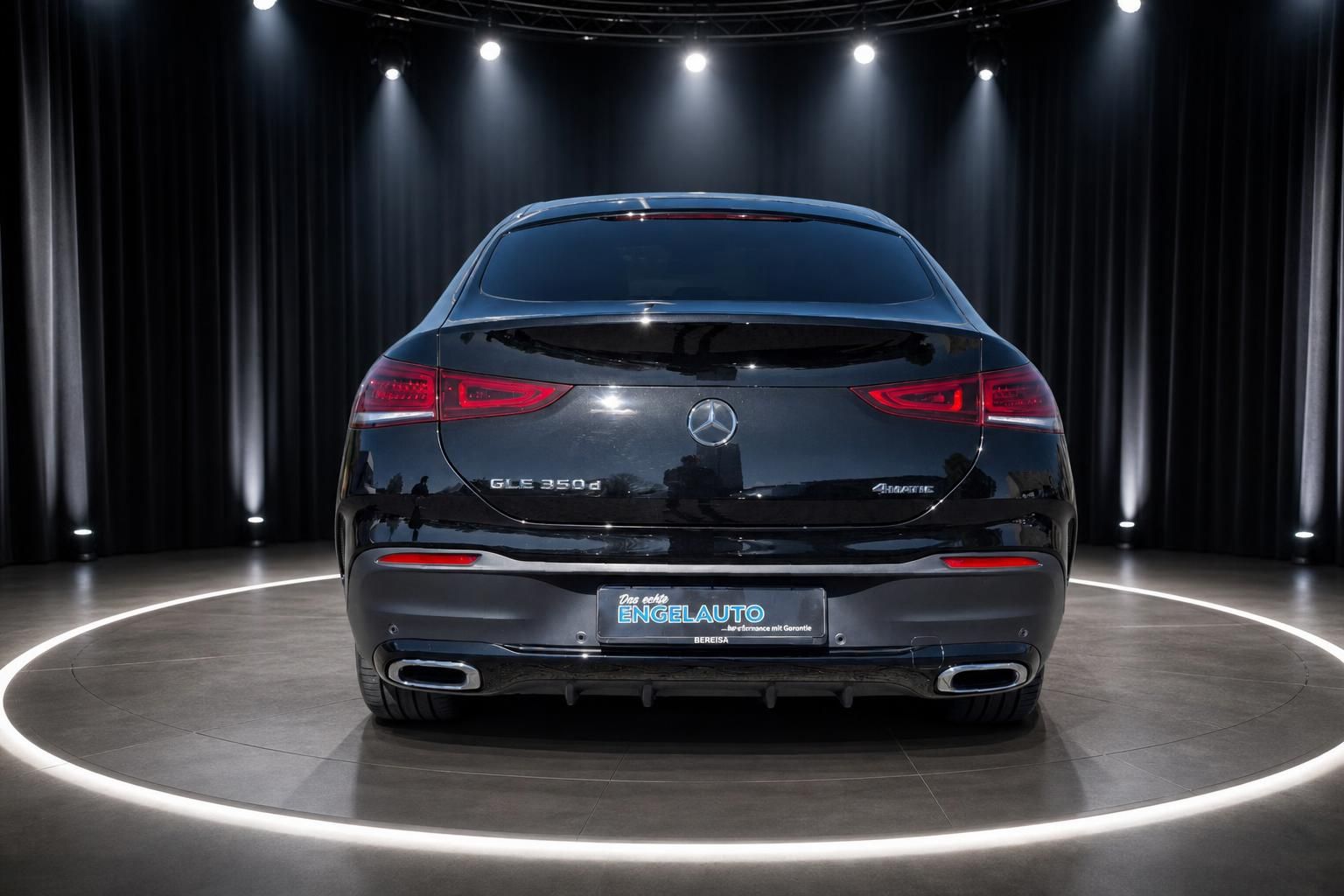 Mercedes GLE 350d 4MATIC SUV in schwarzer Lackierung - Heckansicht mit LED-Rückleuchten