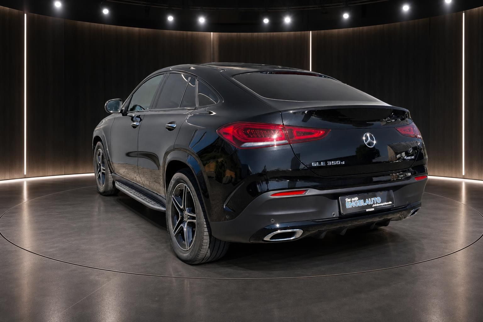 Mercedes GLE 350d 4MATIC schwarz Seitenansicht hinten im Studio