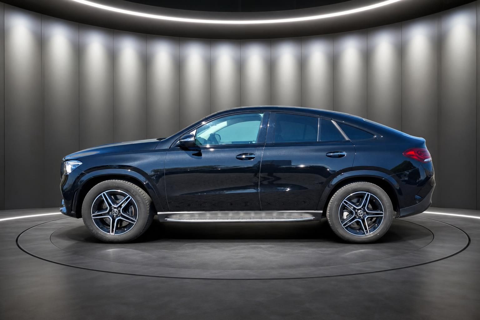 Mercedes GLE 350d 4MATIC schwarz Seitenprofil im Showroom