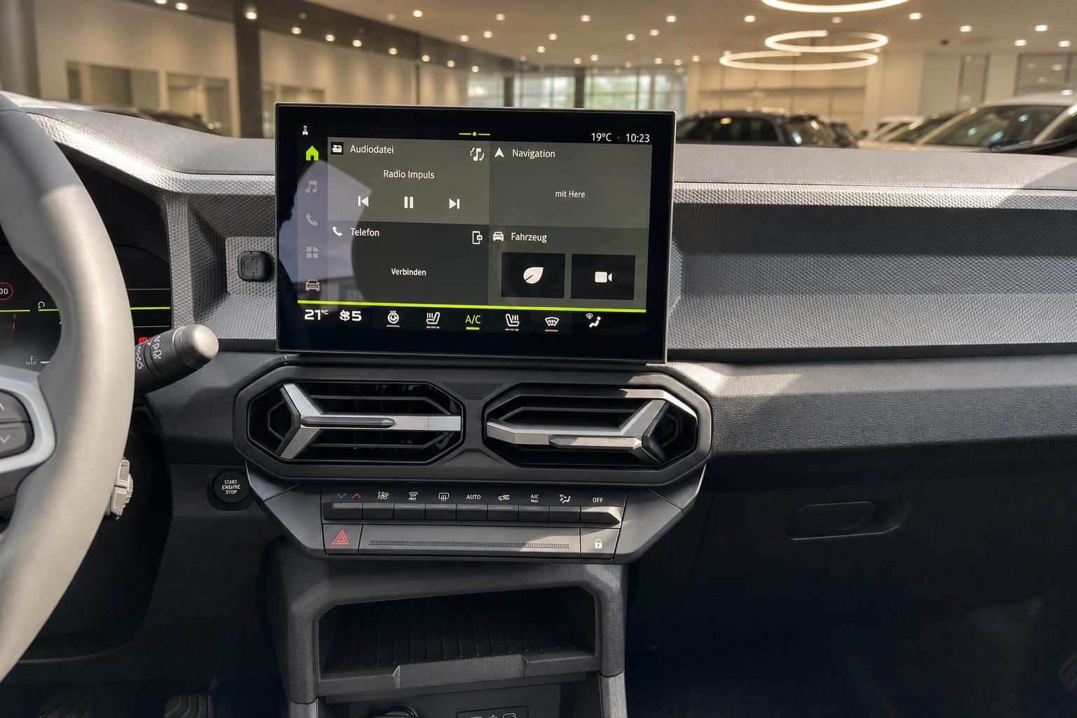 Cockpit mit Touchscreen-Infotainmentsystem und Mittelkonsole im Innenraum
