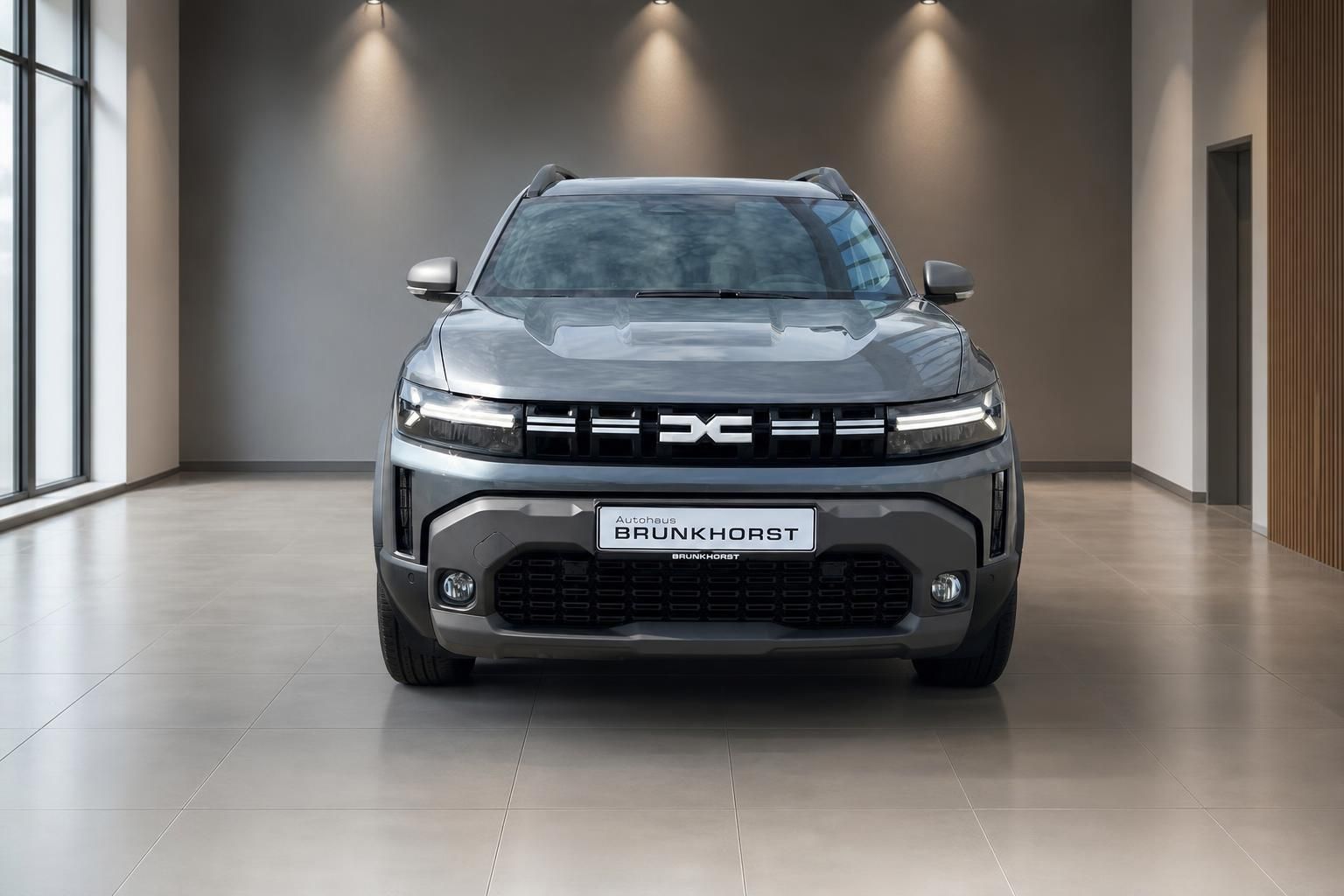 Dacia Duster grau Frontalansicht im Autohaus Brunkhorst Showroom