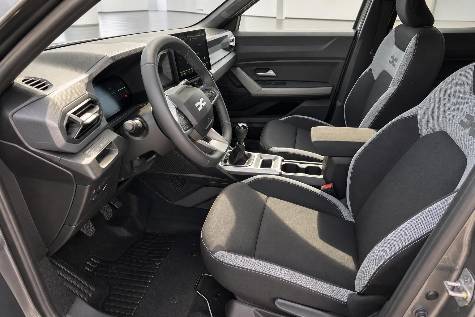 Dacia Duster Innenraum Vordersitze und Schaltknauf Detailansicht