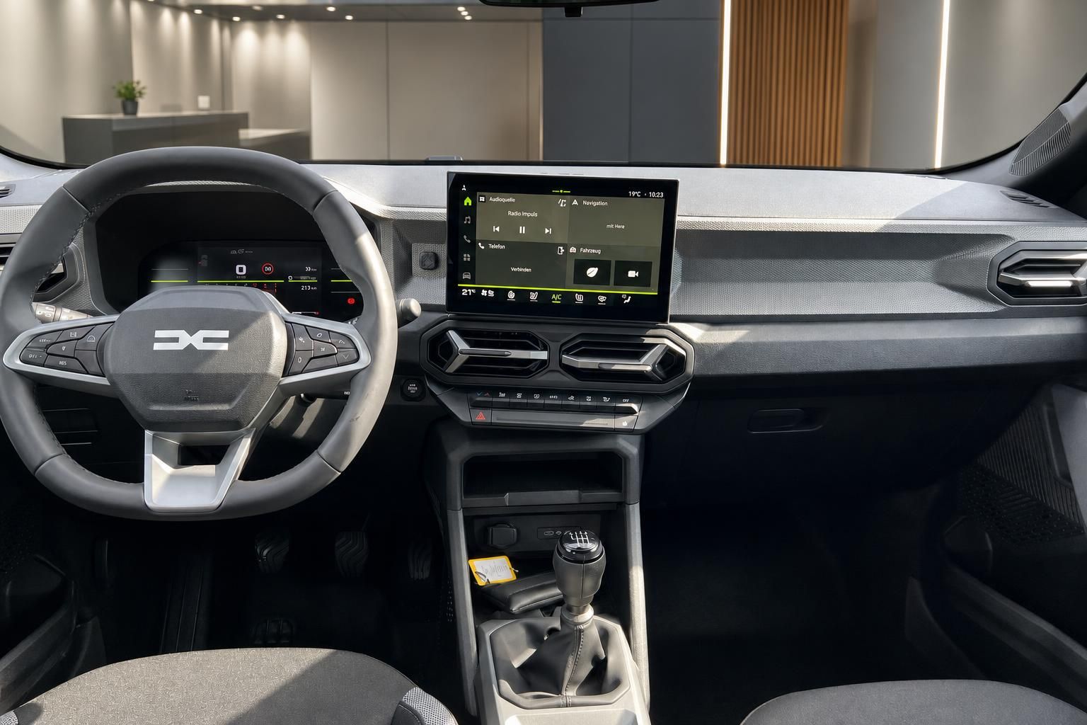 Dacia Duster Innenraum Cockpit mit Lenkrad und Touchscreen