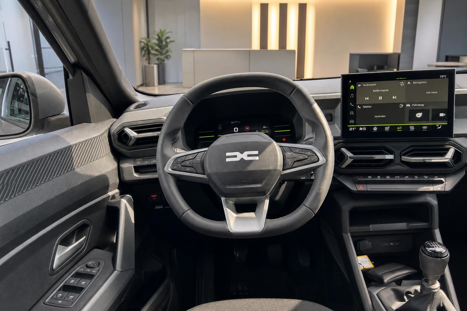 Cockpit mit Lenkrad, digitalem Display und Touchscreen Infotainment im Fahrzeug