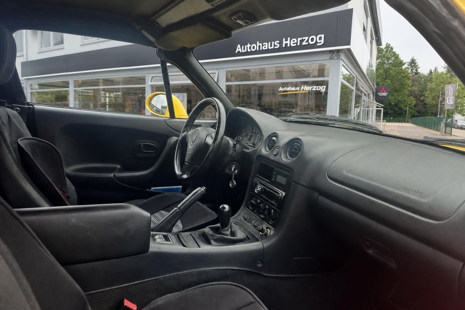 Mazda MX-5 Innenraum Cockpit mit schwarzem Leder und Schaltgetriebe - Cabrio Sportwagen Interieur