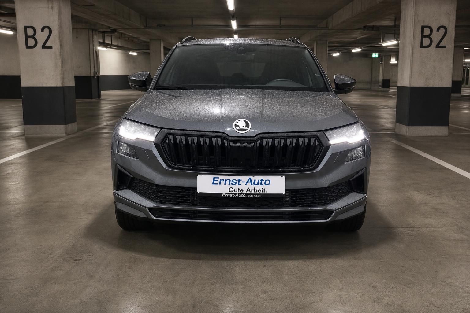 Skoda Karoq grau Frontansicht gerade im Parkhaus mit LED-Scheinwerfern