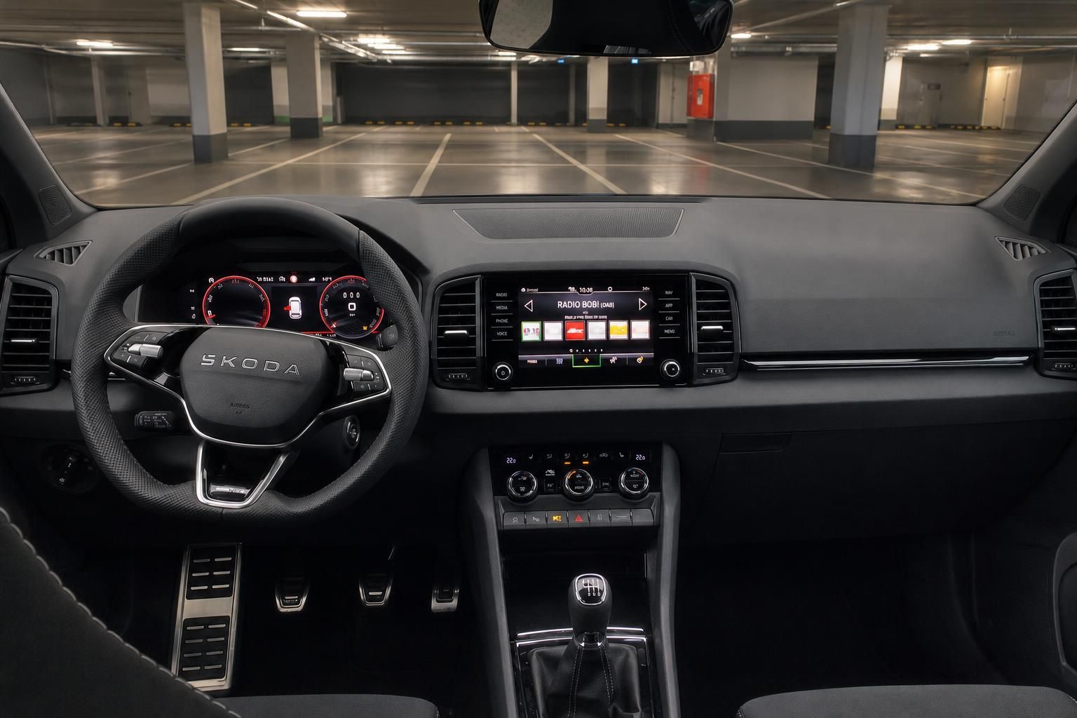 Skoda Karoq Cockpit mit Touchscreen-Infotainment, Lenkrad und Schaltgetriebe