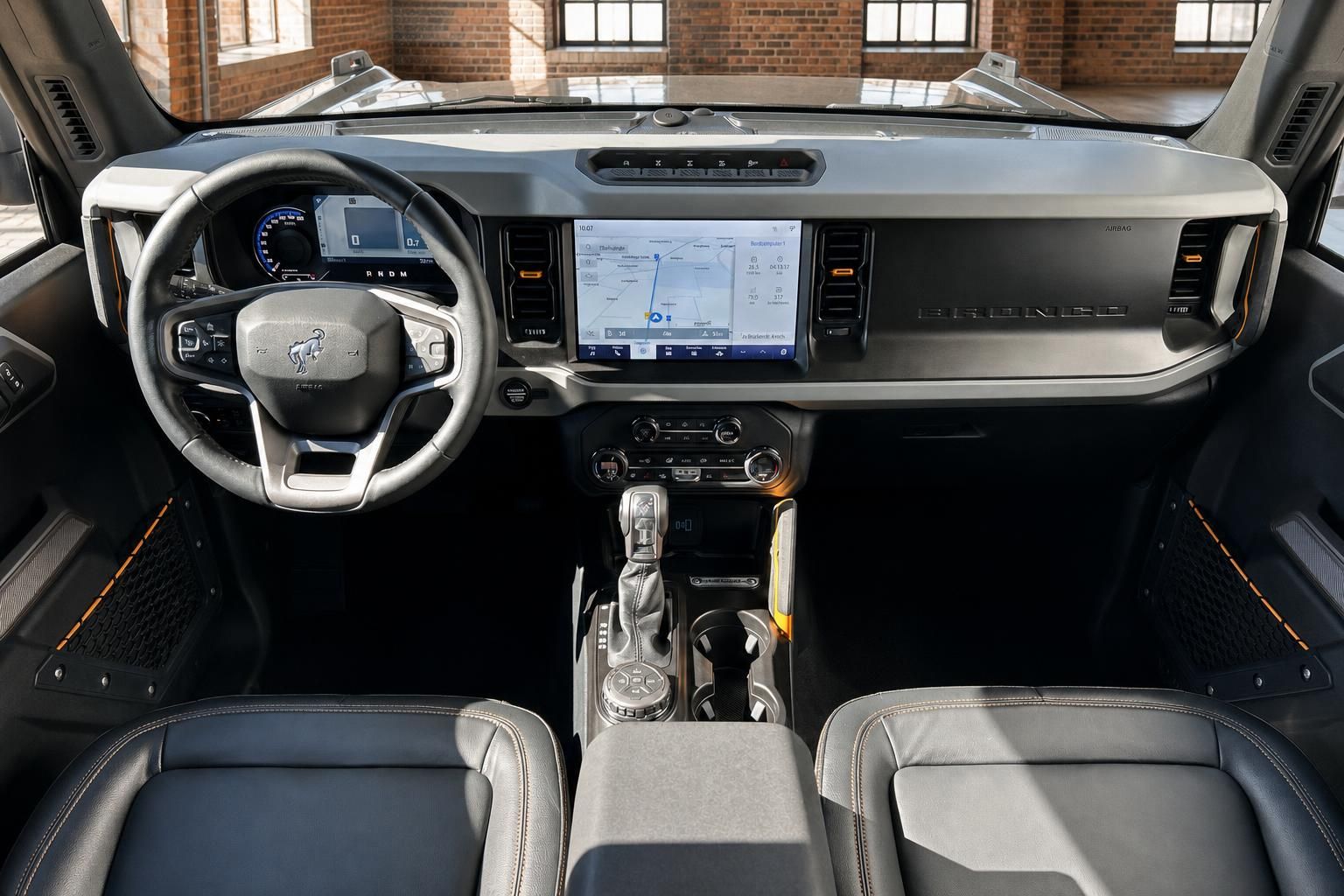 Ford Bronco Innenraum Gesamtansicht mit Armaturenbrett, Infotainment und Schaltgetriebe