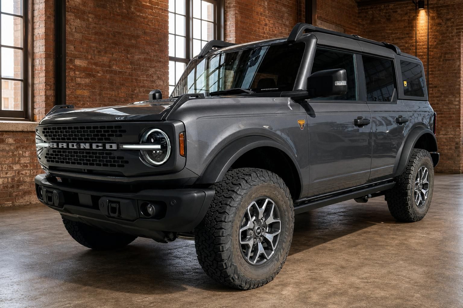 Ford Bronco grau Frontansicht schräg links mit Geländereifen in Industriehalle