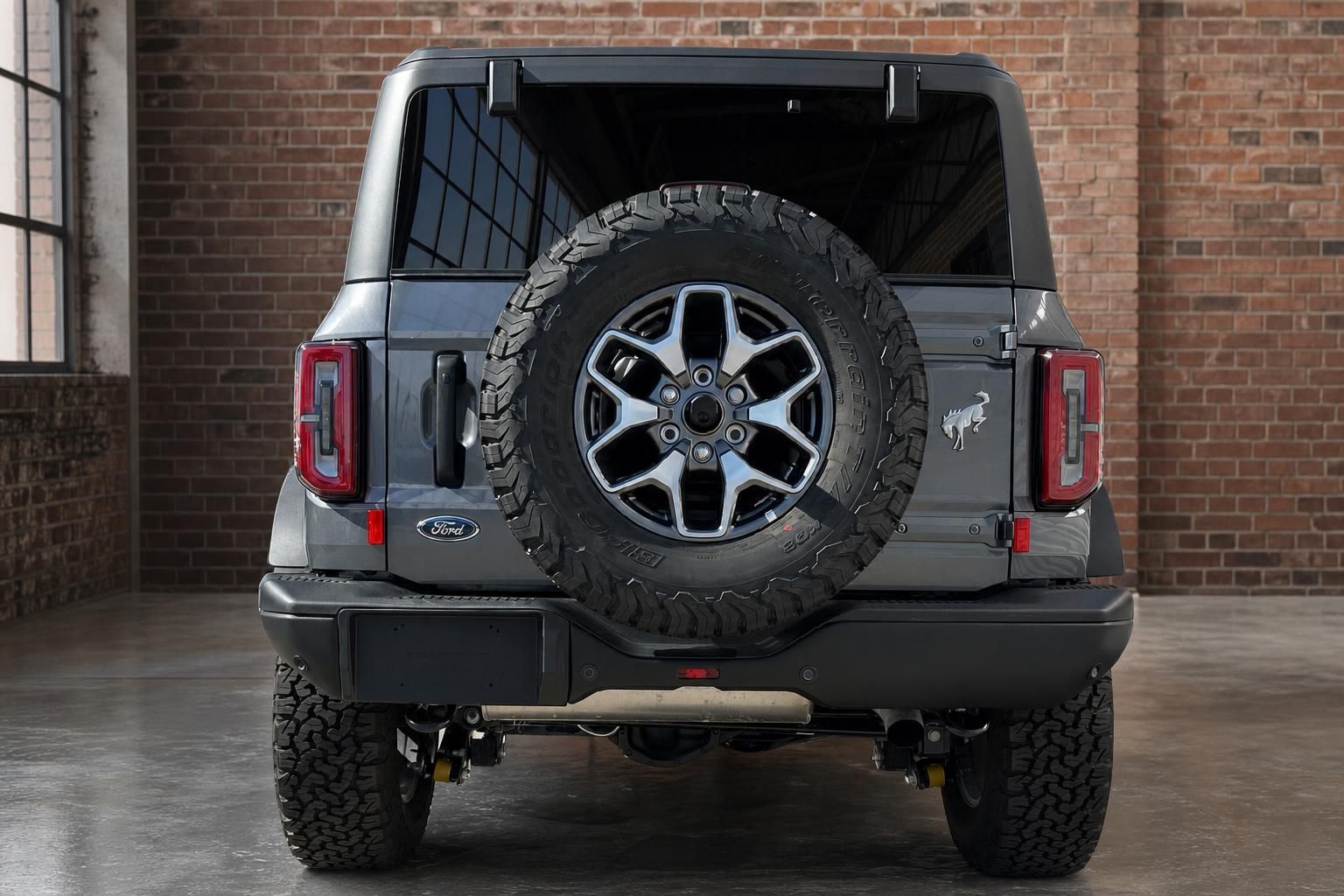 Ford Bronco grau direkte Heckansicht mit Reserverad und LED-Rückleuchten
