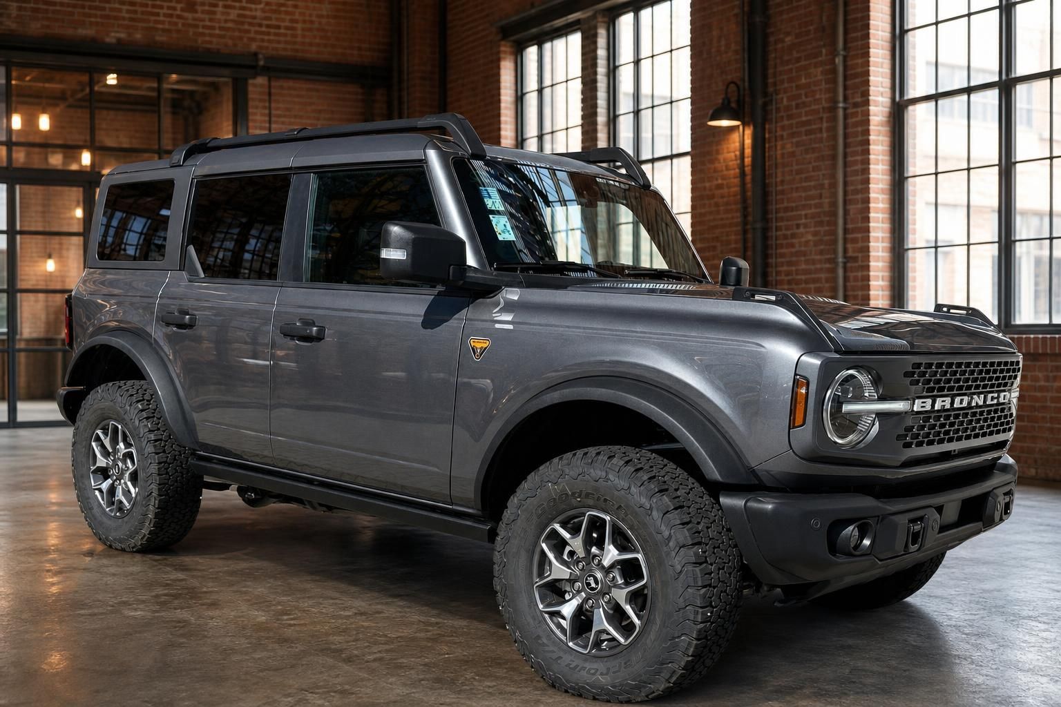 Ford Bronco grau Seitenansicht rechts mit Geländereifen in Industriehalle