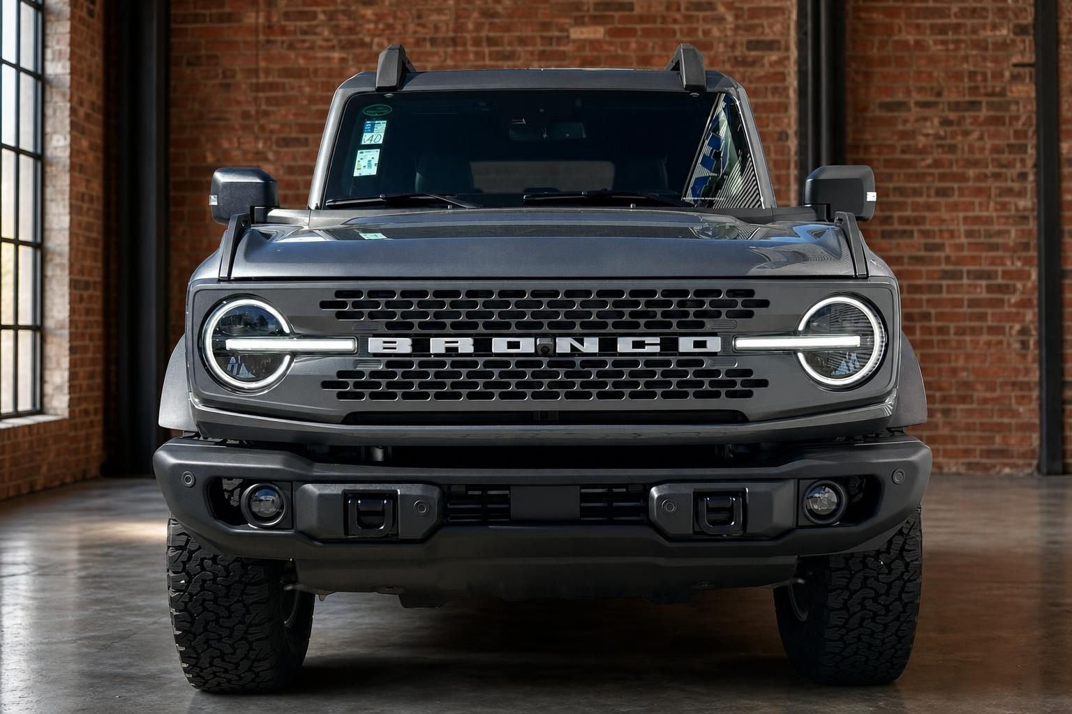 Ford Bronco SUV Frontansicht grau mit Offroad-Bereifung und charakteristischem BRONCO-Kühlergrill