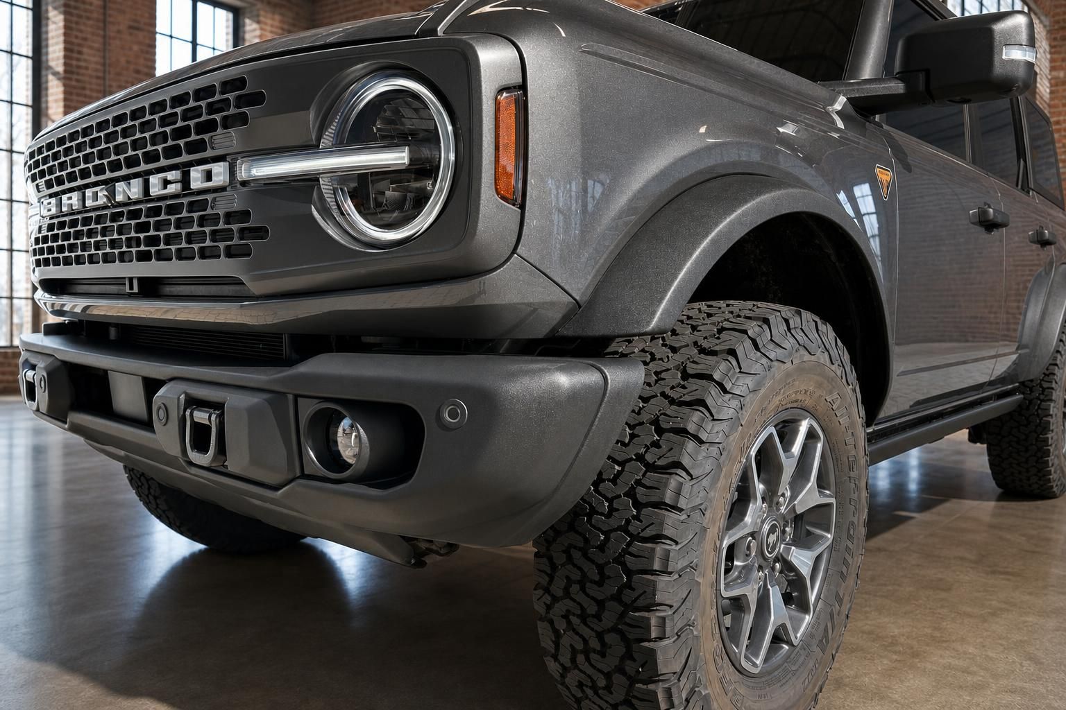 Ford Bronco Detailaufnahme Frontpartie mit BRONCO-Kühlergrill, LED-Scheinwerfer und Offroad-Bereifung