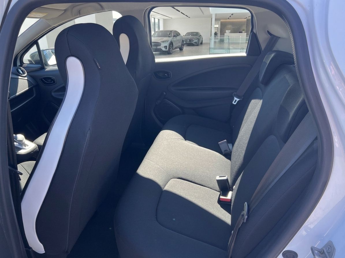 Renault Rücksitze Innenraum mit Stoffpolsterung und Blick durch Fenster auf weitere Fahrzeuge