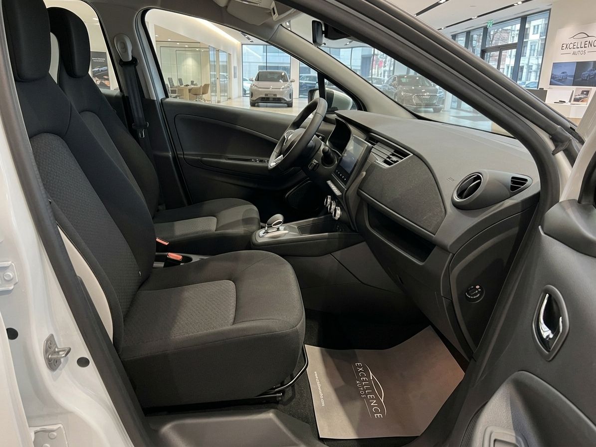 Fahrzeug Innenraum Beifahrerseite mit Sitzen, Armaturenbrett und Blick in den Autohaus Showroom