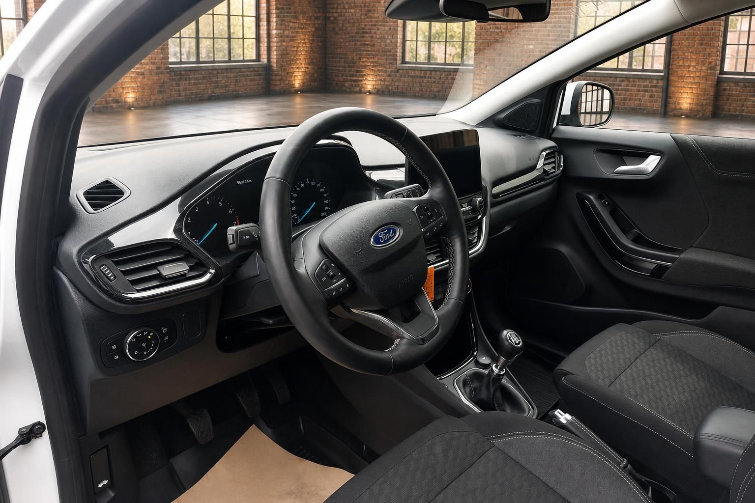 Ford Puma Innenraum Cockpit mit Lenkrad und Armaturenbrett