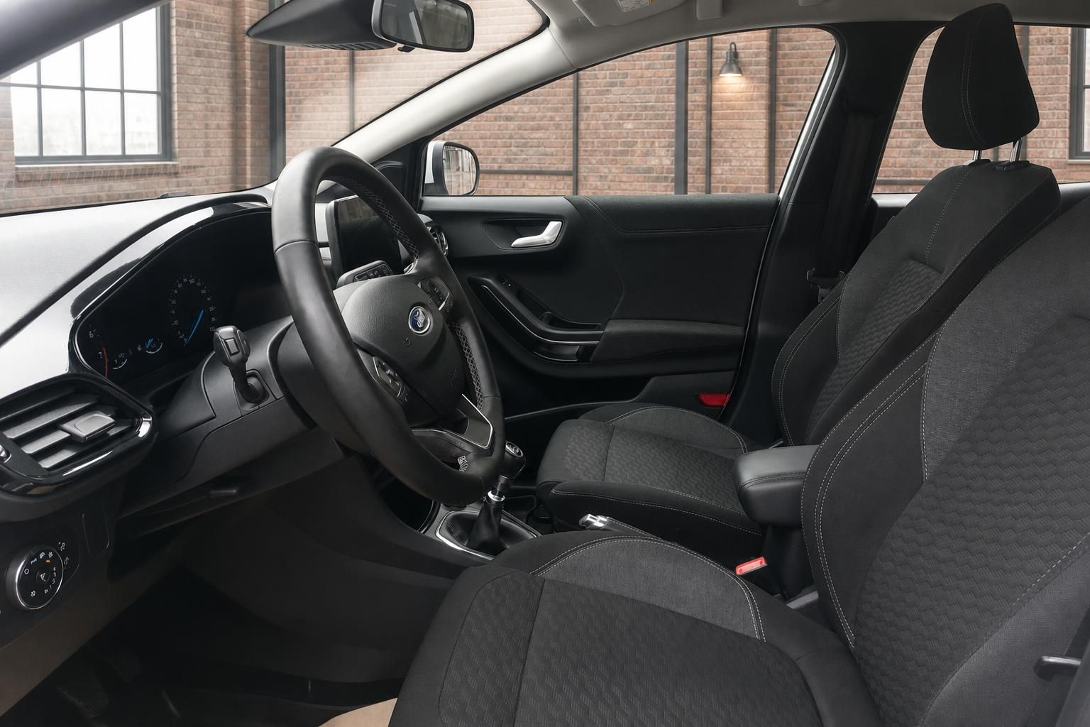 Ford Innenraum mit Vordersitzen, Lenkrad und Schaltung im Detail