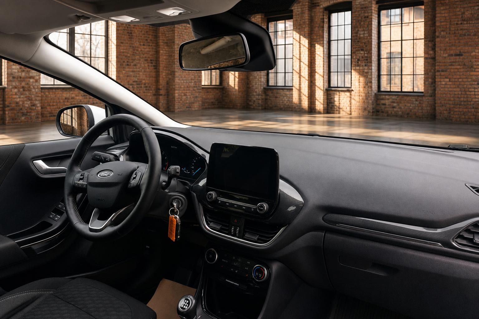Ford Cockpit mit Lenkrad, Touchscreen und Armaturenbrett von vorne