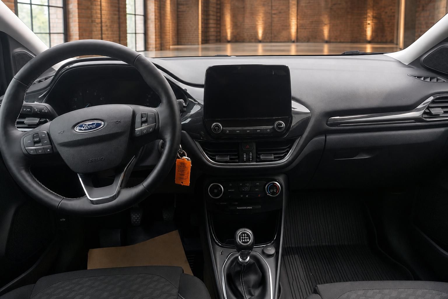 Ford Cockpit mit Lenkrad, Schaltknauf und Multimedia Display