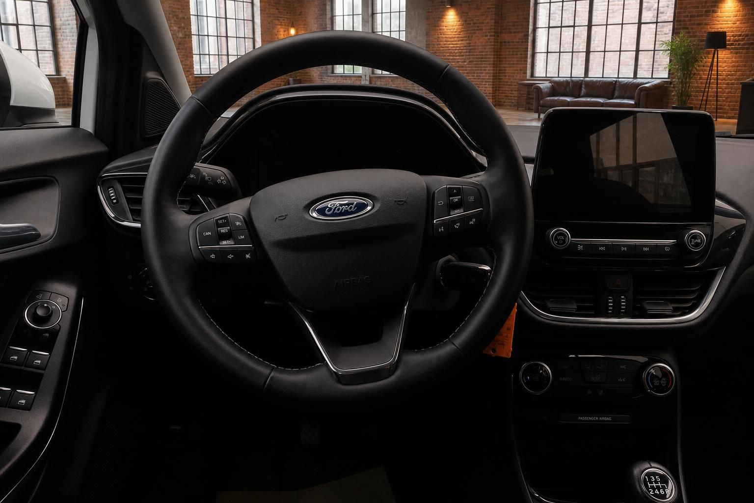 Ford Lenkrad Nahaufnahme mit Bedienelementen und Logo im Cockpit