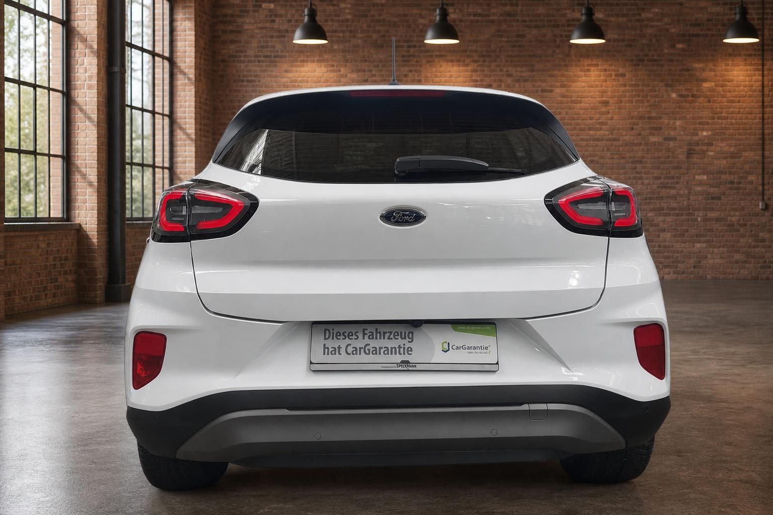 Ford Puma weiß Heckansicht frontal im Showroom