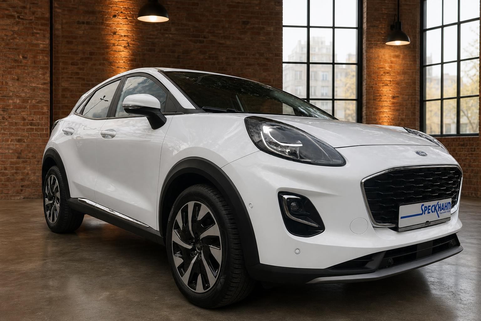 Ford Puma weiß Frontansicht SUV vor Fensterfront