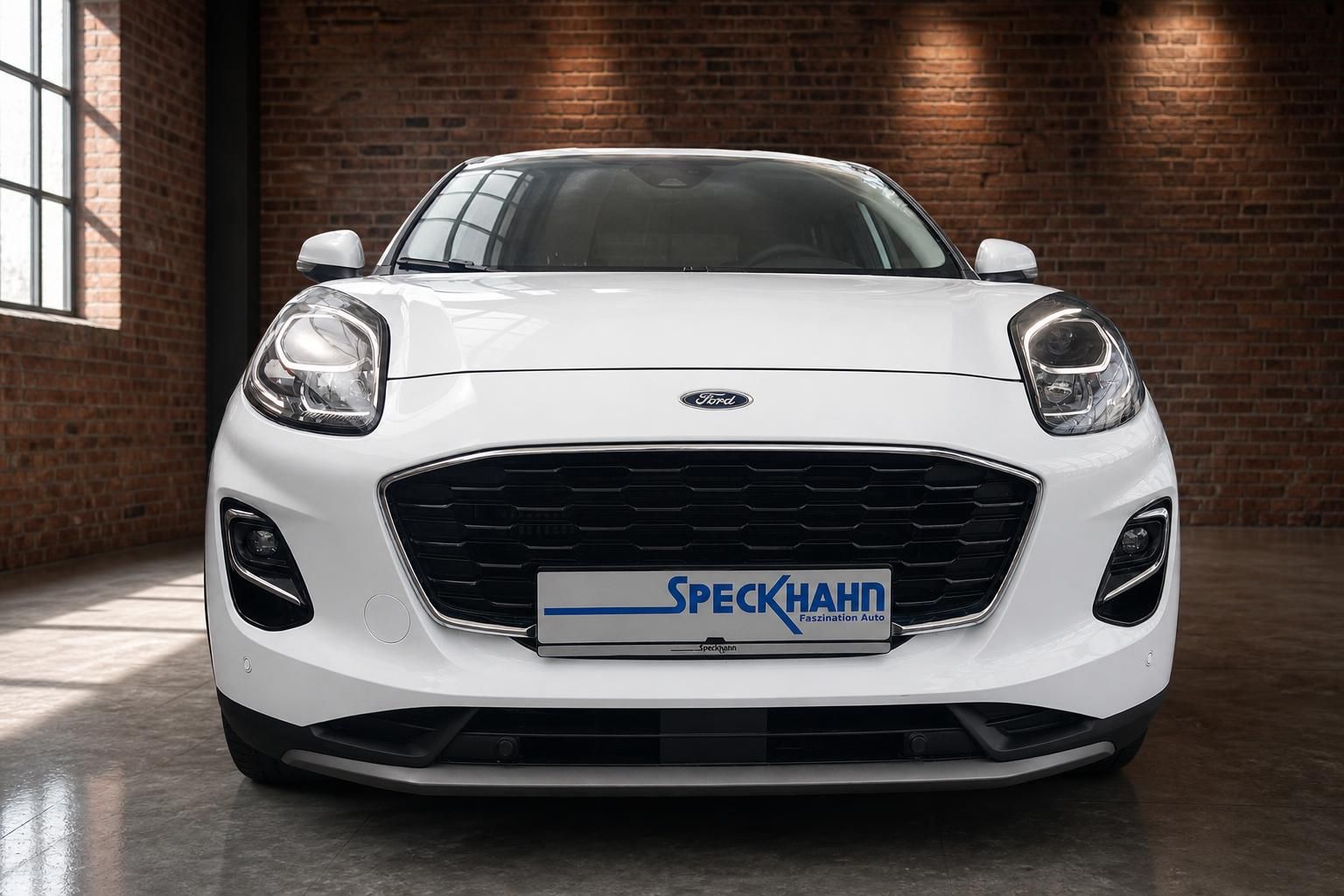 Ford Puma weiss Frontansicht mit LED-Scheinwerfern im Autohaus