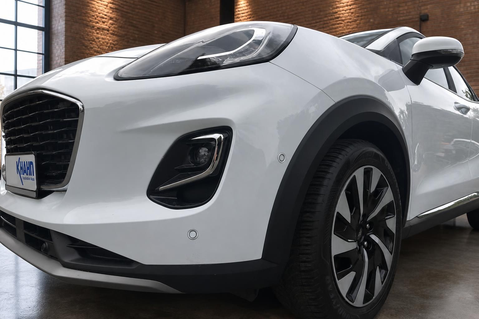 Ford Puma weiss Detailansicht Frontstossstange und Felge