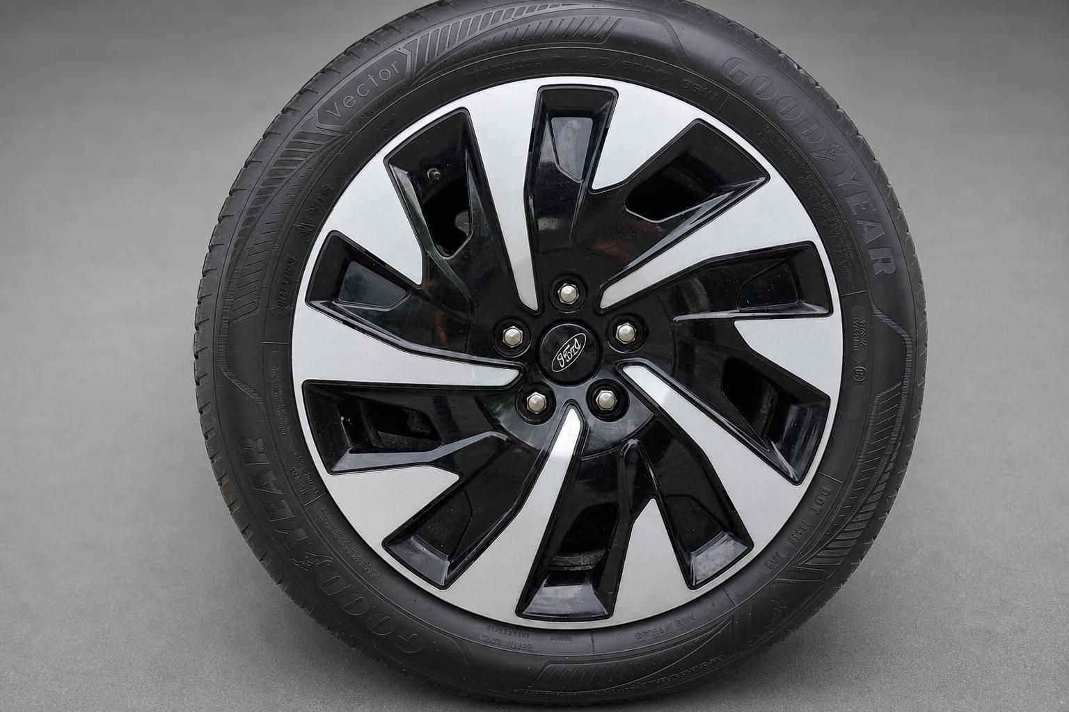 Ford Alufelge mit Goodyear Reifen Nahaufnahme