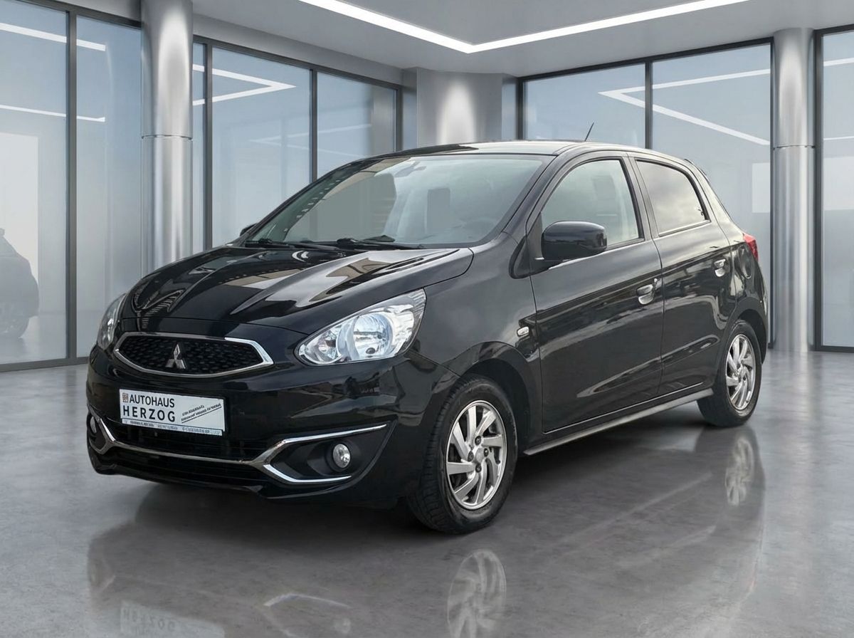 Schwarzer Mitsubishi Space Star Fünftürer in Autohaus-Showroom – Autohaus Herzog