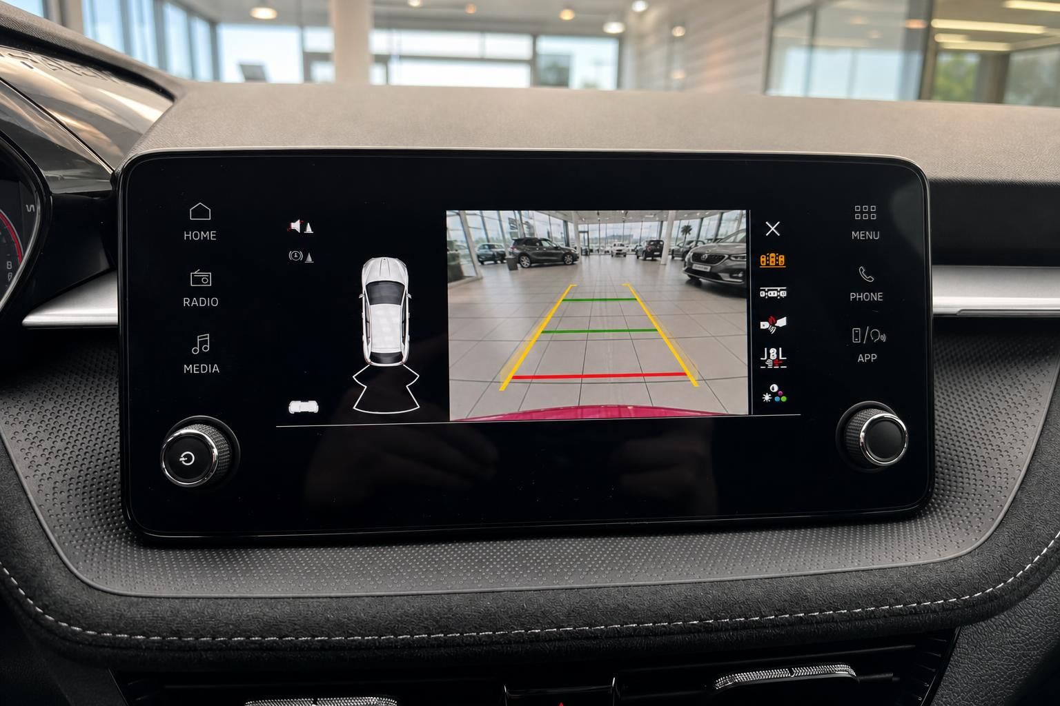 Skoda Infotainment-Display mit Rückfahrkamera und Einparklinien im Fahrzeug-Innenraum
