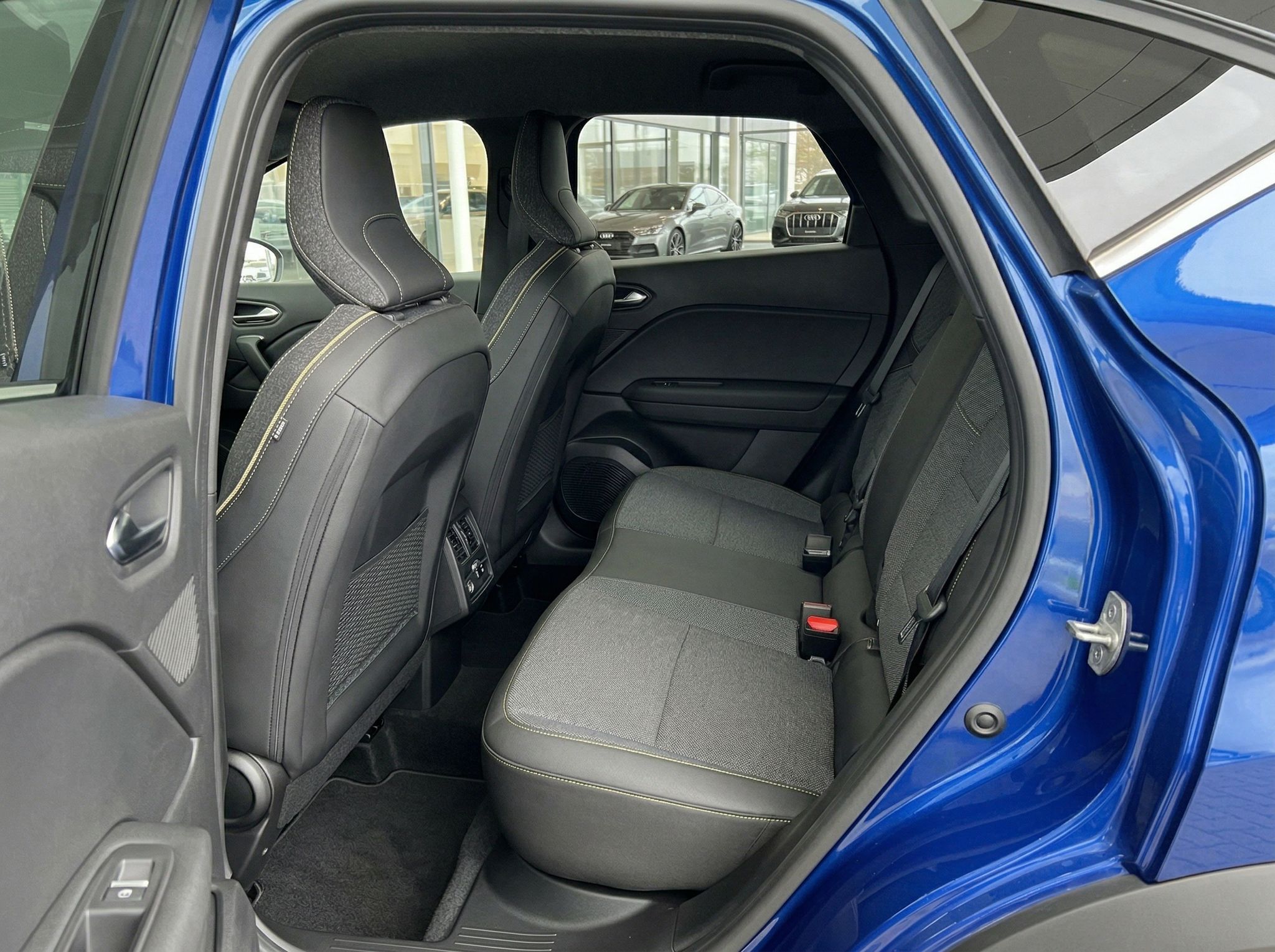 Renault Fond-Sitze hinten mit schwarzen Polstern und Sicherheitsgurten