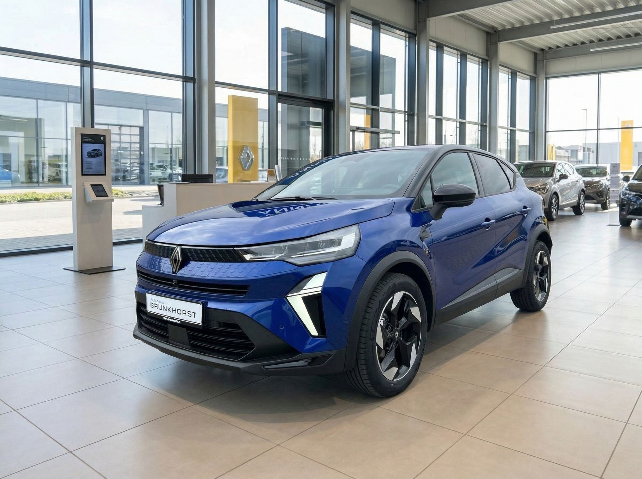 Blauer Renault Captur SUV im Autohaus Brunkhorst Showroom - Frontansicht mit modernem Design