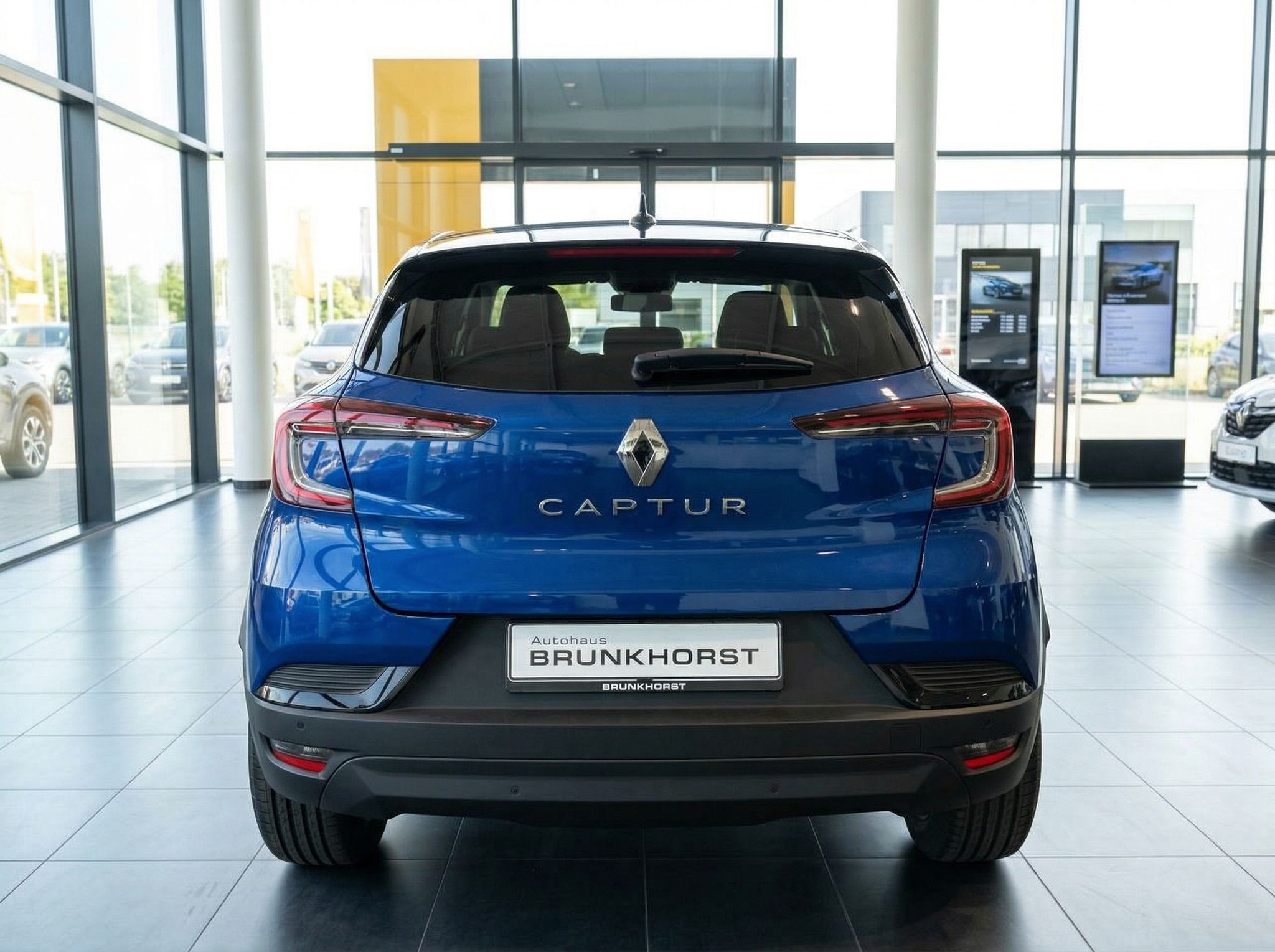 Renault Captur in Blau - Heckansicht mit CAPTUR Schriftzug und Autohaus Brunkhorst Kennzeichen