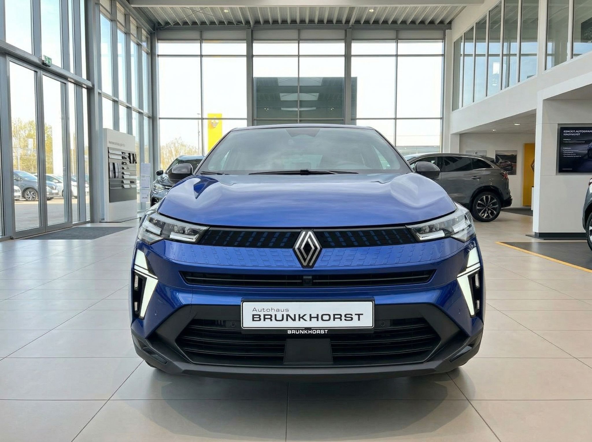Renault Captur Frontansicht blau im Autohaus - LED-Scheinwerfer und markante Kühlergrill-Optik