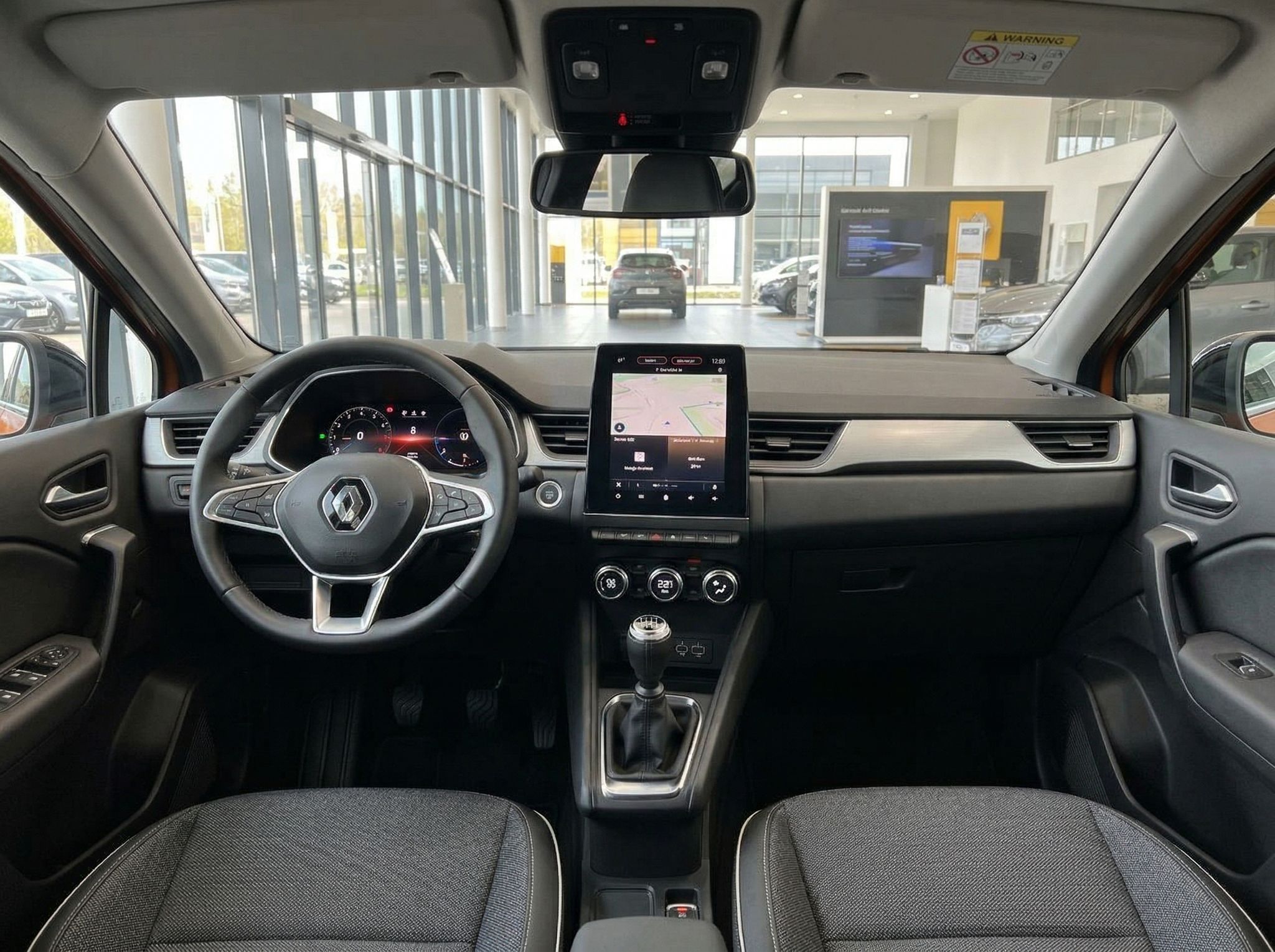 Renault Innenraum mit Lenkrad, Touchscreen-Display und modernem Cockpit Design