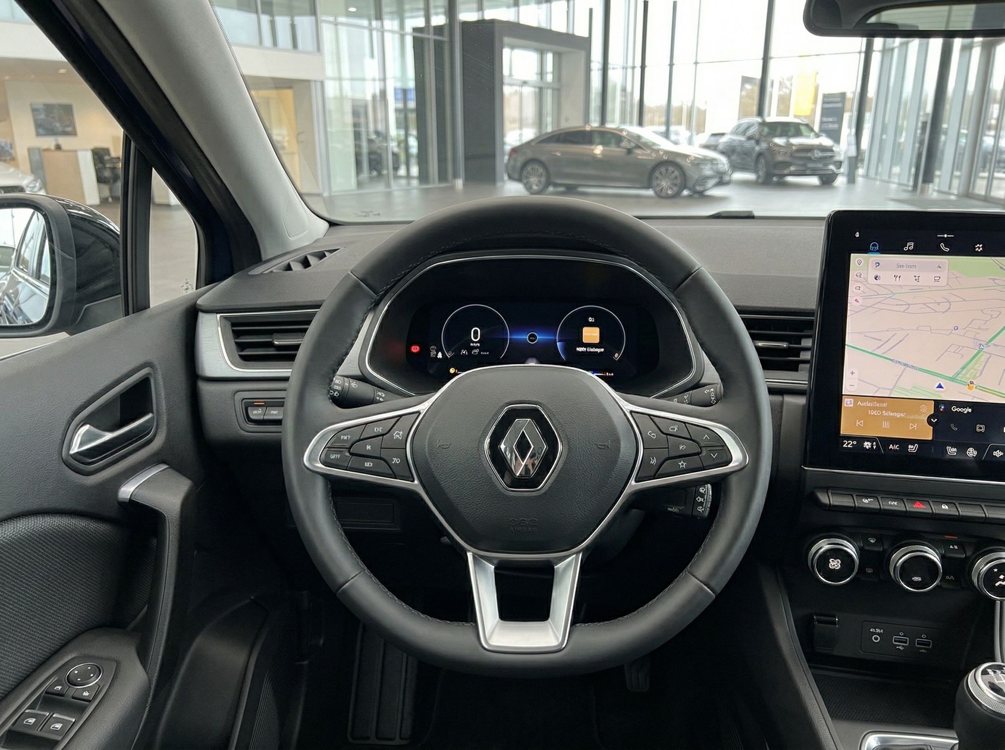 Renault Armaturenbrett mit digitalen Instrumenten, Lenkrad und Navigationssystem