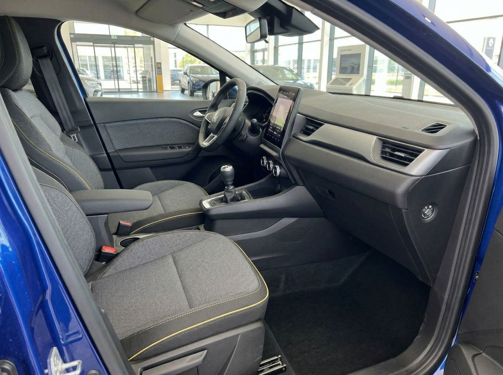 Renault Innenraum Beifahrerseite mit Sitzen, Mittelkonsole und modernem Design