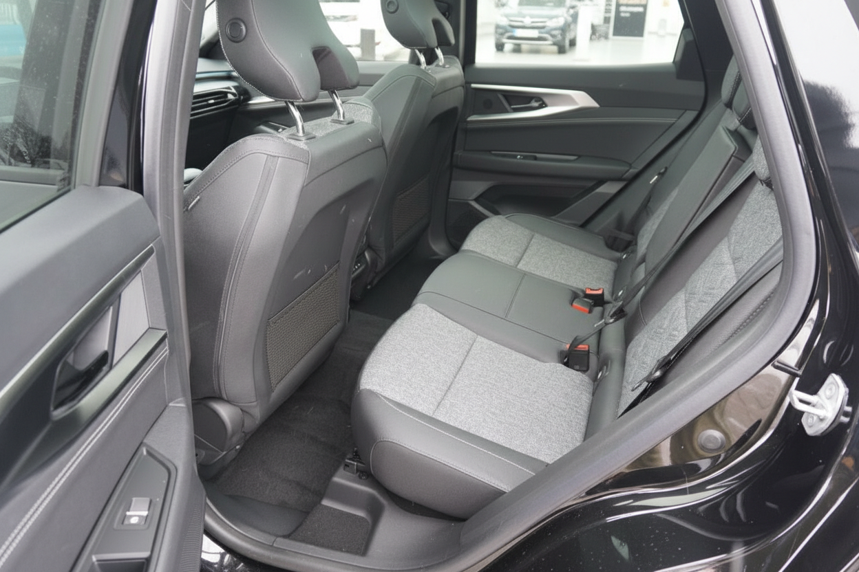 Fahrzeuginnenraum Rücksitzbank grau schwarz Leder Stoff Kombination SUV