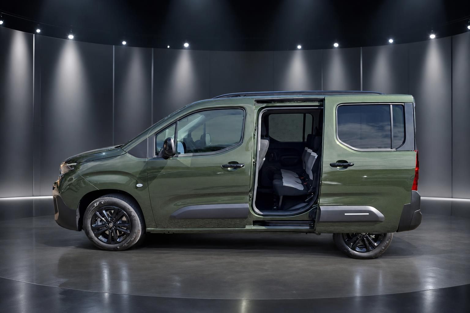 Grüner Citroën Van mit offener Schiebetür - Seitenansicht im Showroom mit professioneller Beleuchtung