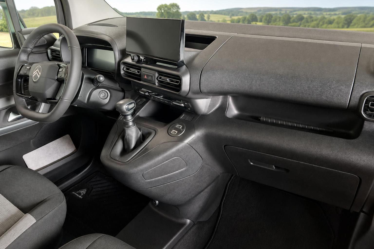 Citroën Berlingo Innenraum mit schwarzem Cockpit, Touchscreen und Schaltgetriebe