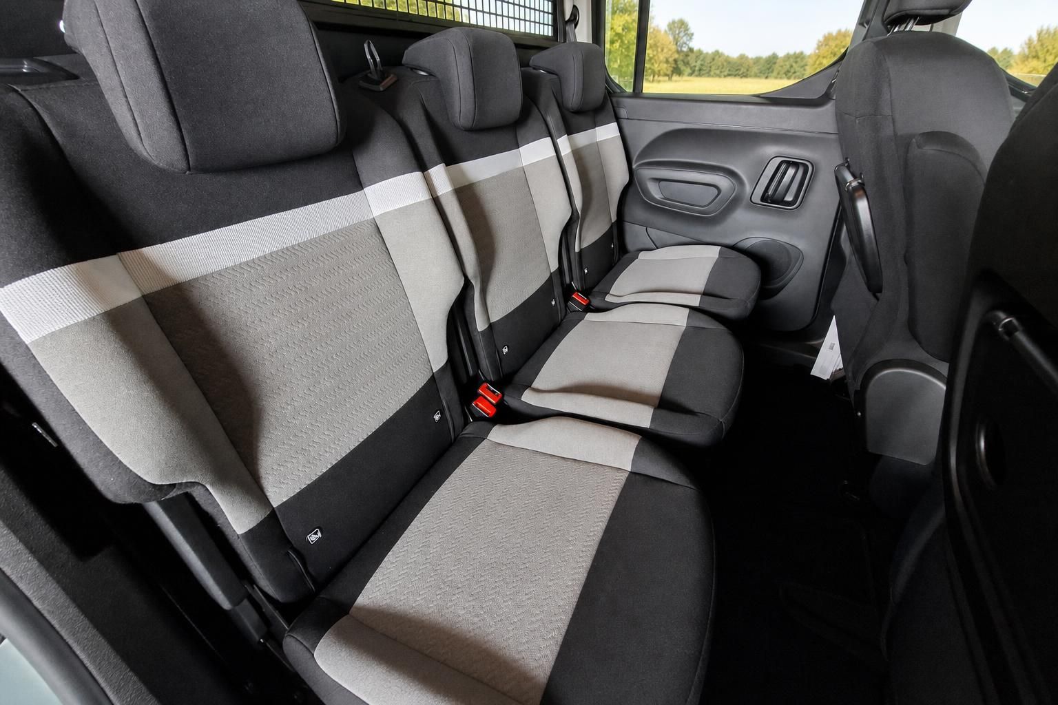 Innenraum eines Citroën Van - Rücksitze mit grau-beiger Polsterung und Sicherheitsgurten