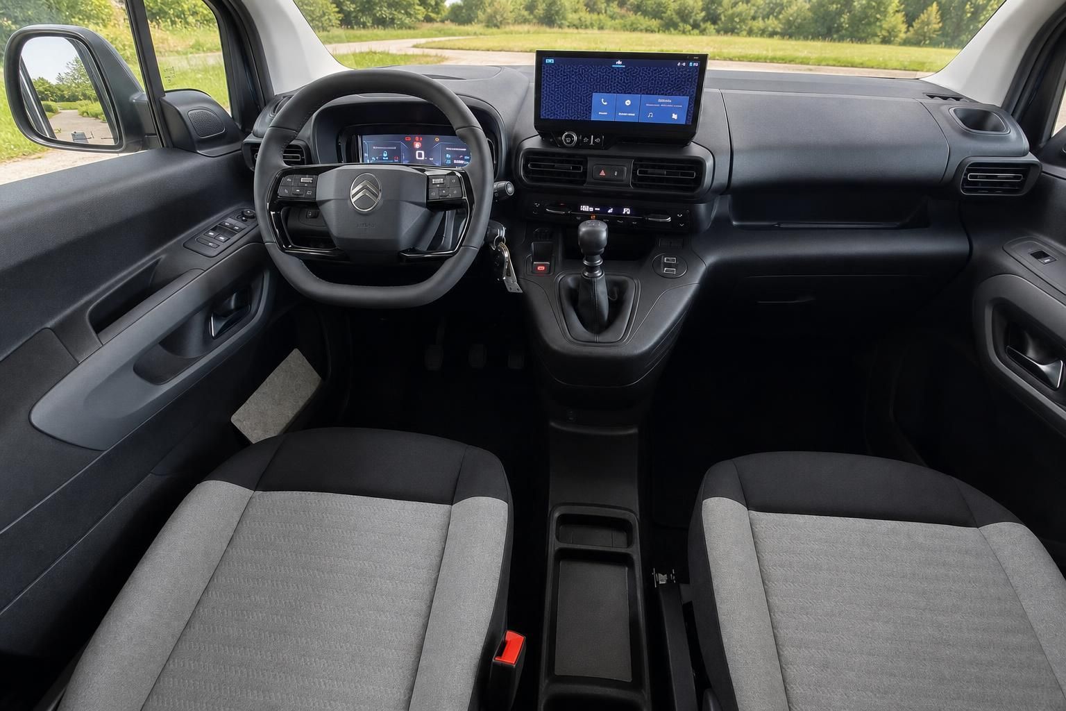 Citroën Van Cockpit und Armaturenbrett mit Touchscreen, Lenkrad und grauer Innenausstattung