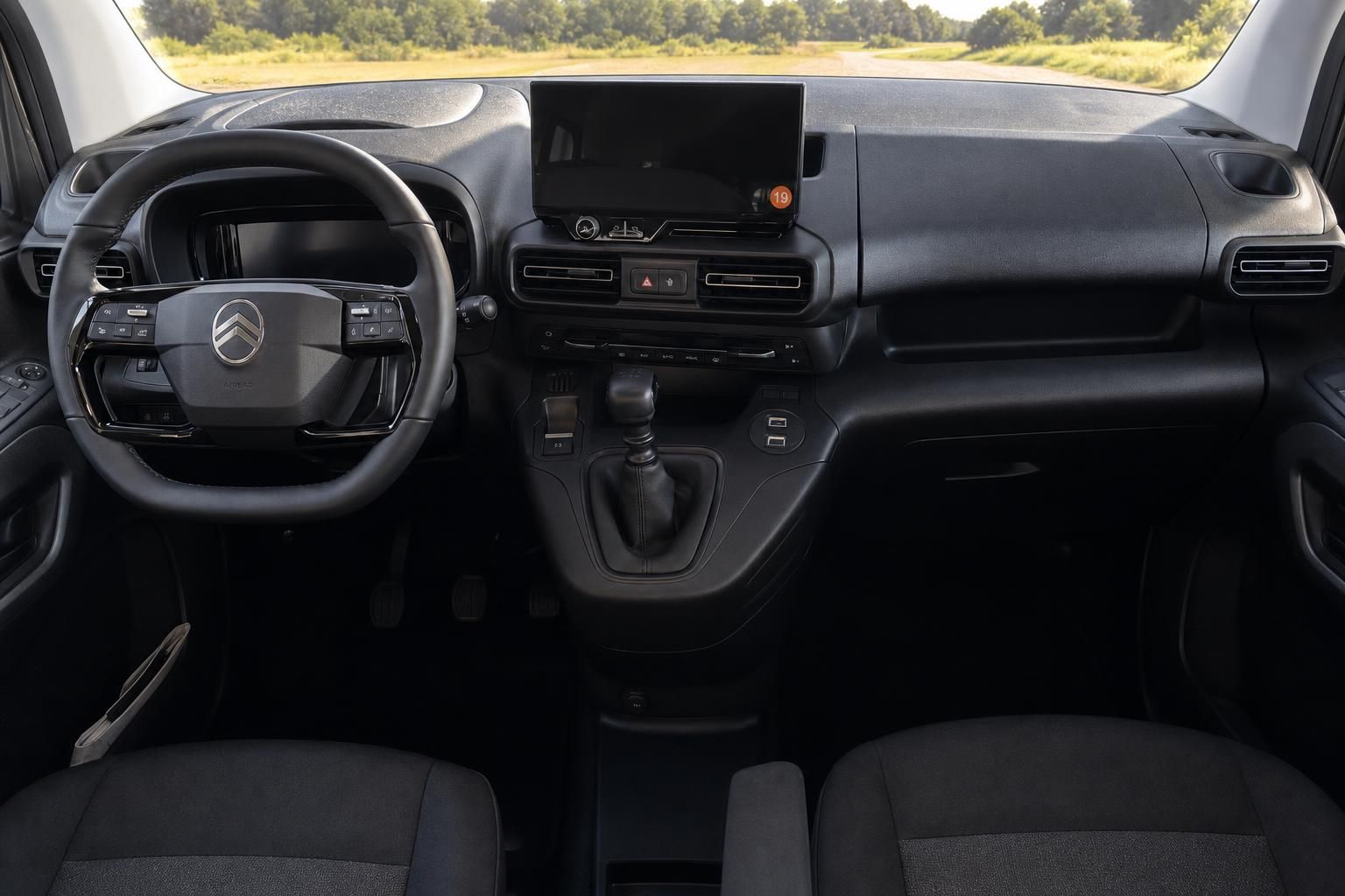 Citroën Van Fahrerbereich - Armaturenbrett mit Display, Lenkrad und schwarze Innenausstattung