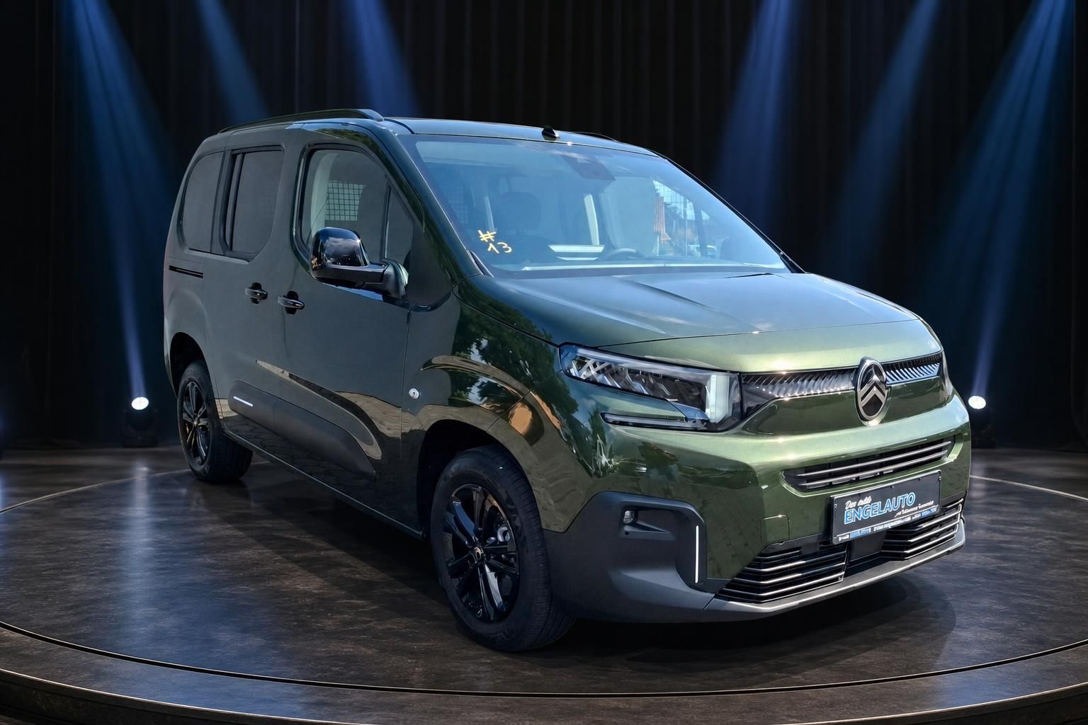 Grüner Citroën Berlingo Hochdachkombi - Seitliche Dreiviertel-Ansicht mit schwarzen Alufelgen